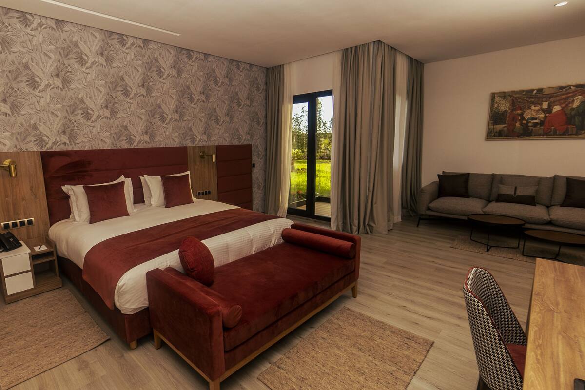 Prestige Suite | Desk, laptop workspace, WiFi (free), individually decorated