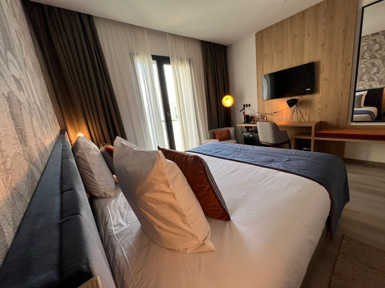 deluxe room | 1 bedroom, individually decorated, desk, laptop workspace