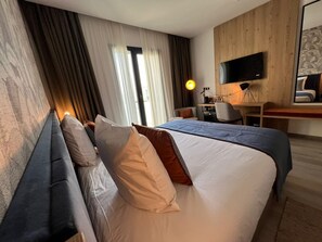 Decoración personalizada, escritorio y espacio para trabajar con laptop 