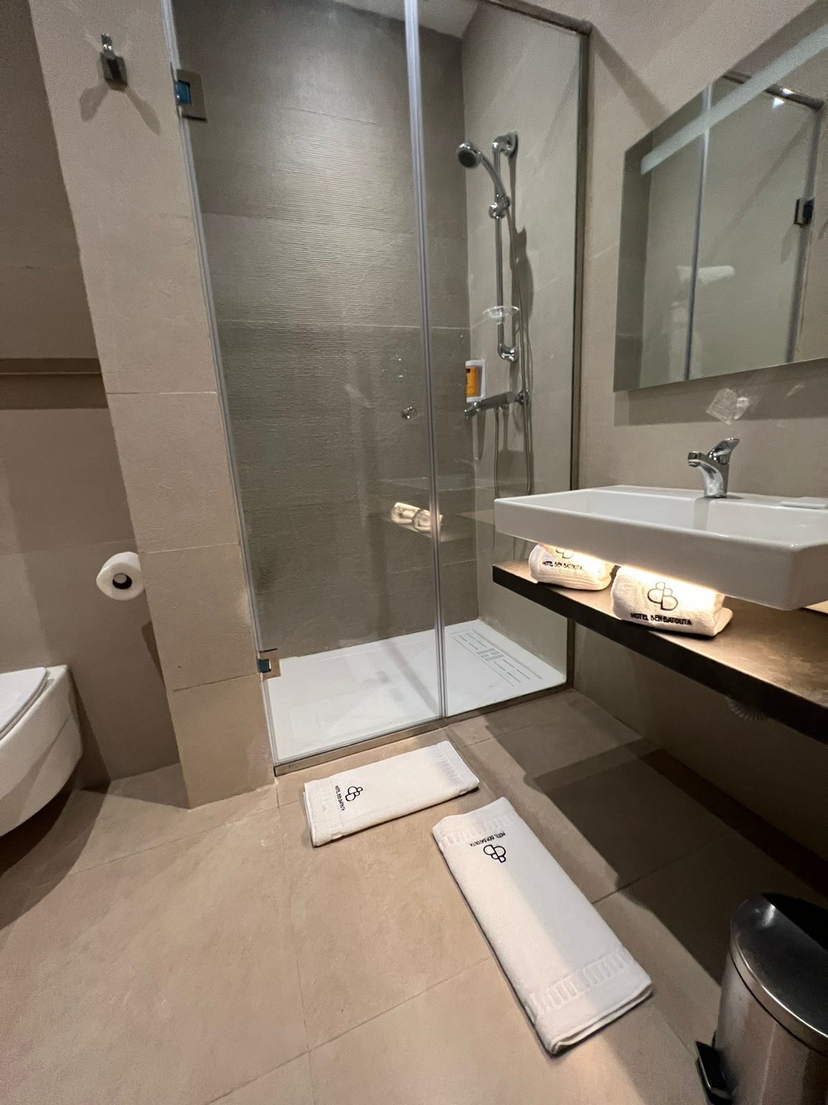 superior room | bathroom | free toiletries, hair dryer