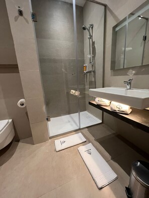 Superior-Zimmer | Badezimmer | Kostenlose Toilettenartikel, Haartrockner