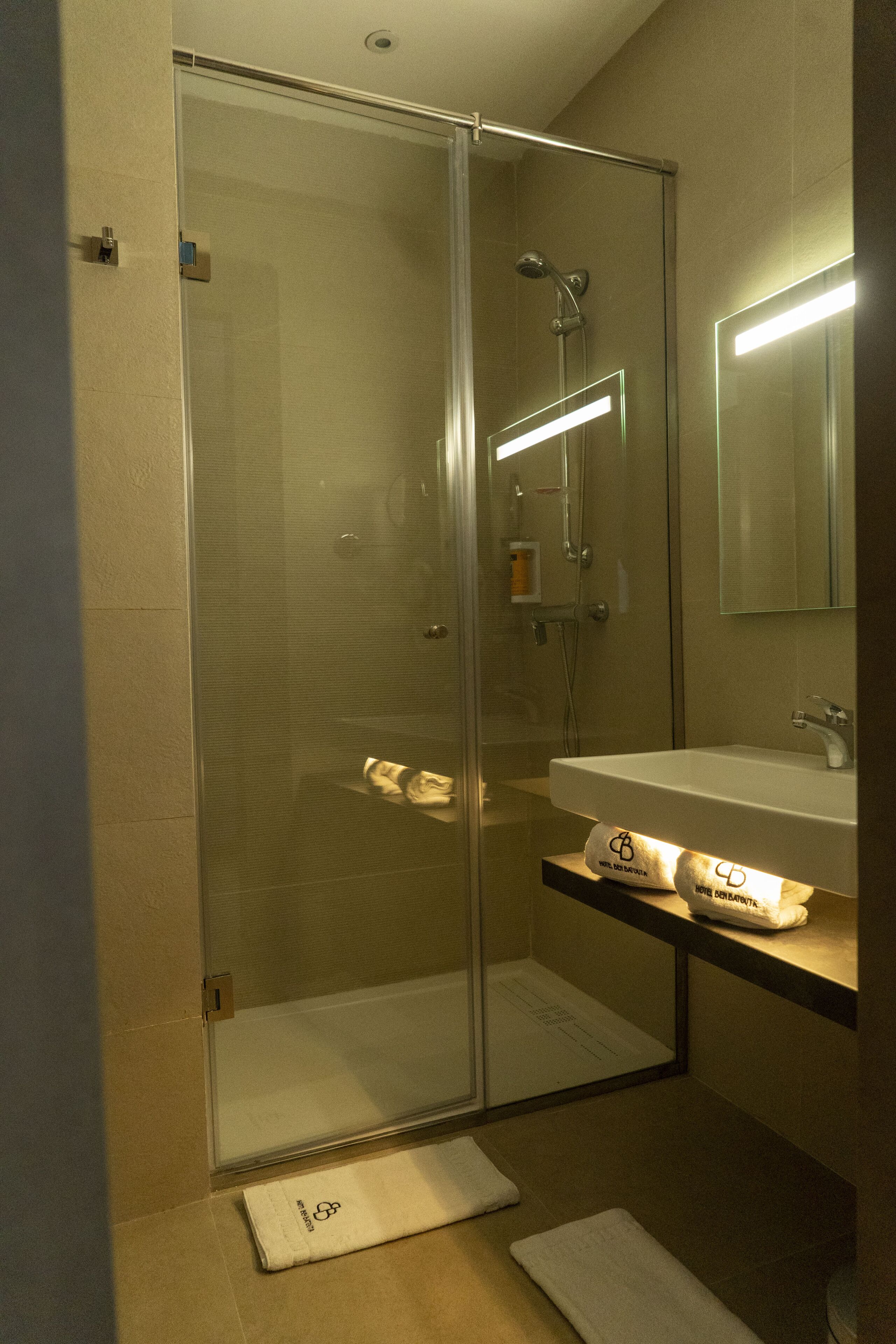 superior room | bathroom | free toiletries, hair dryer