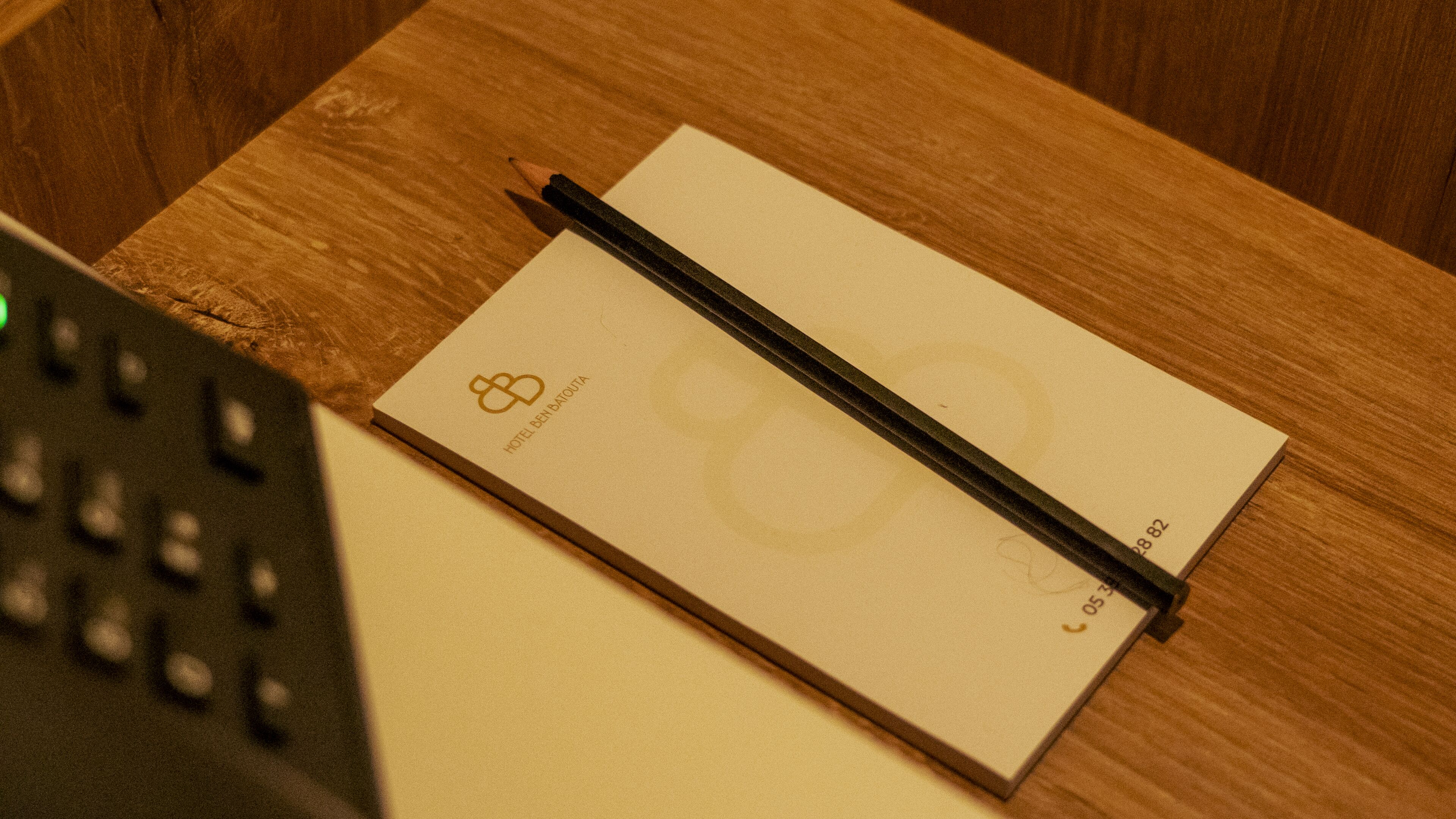 デスク、ノートパソコン用作業スペース、WiFi (無料)、客室ごとに異なる装飾