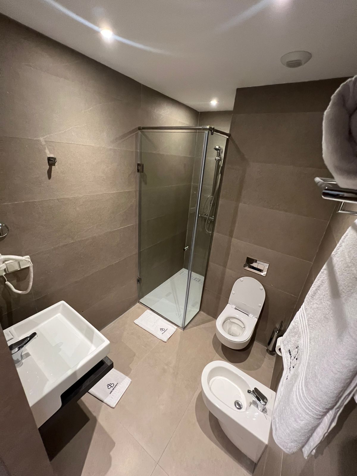 deluxe room | bathroom | free toiletries, hair dryer