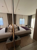 Decoración personalizada, escritorio y espacio para trabajar con laptop