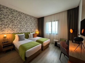 Zweibettzimmer | Individuell dekoriert, Schreibtisch, laptopgeeigneter Arbeitsplatz