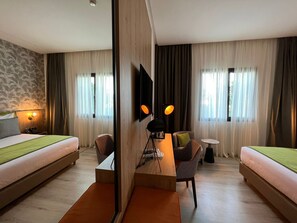 Superior-Zimmer | Individuell dekoriert, Schreibtisch, laptopgeeigneter Arbeitsplatz