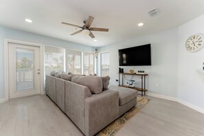 تلفزيون، مشغل دي في دي، كرة قدم الطاولة