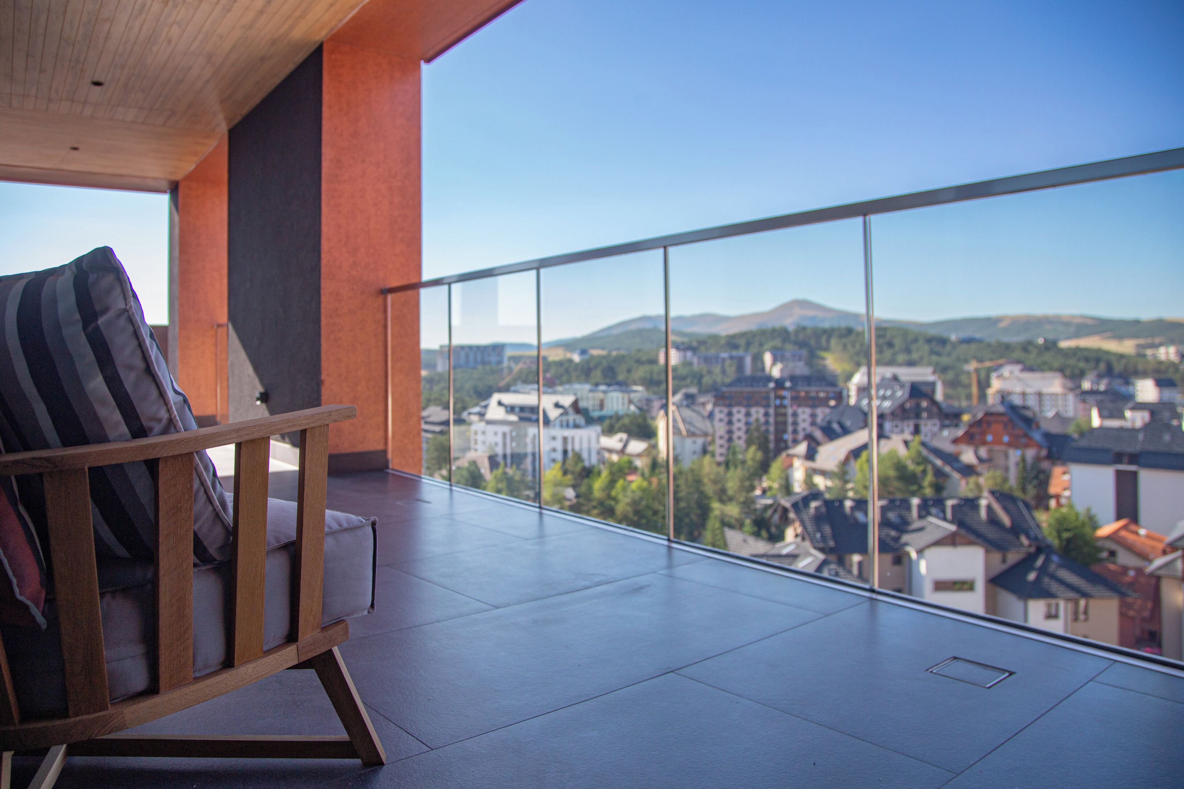Ein moderner Balkon mit Blick auf eine Stadtlandschaft.
