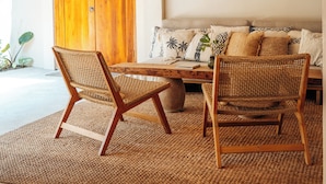 A room with a thatched ceiling, wooden furniture, and tropical decor. - Hani Hideaway (Gili Air)