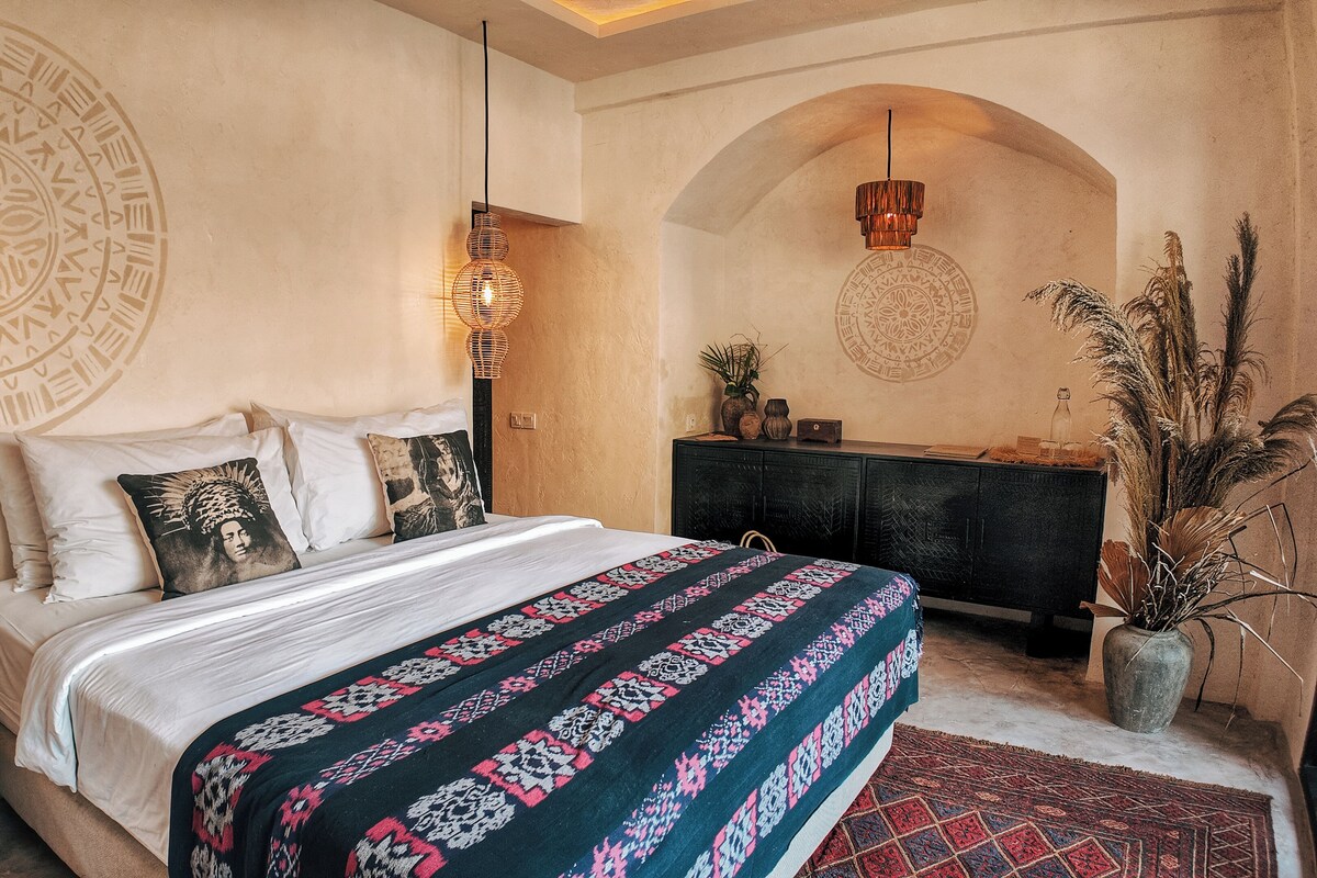 Deluxe Double Room, Pool View | Minibar, in-room safe, blackout drapes, soundproofing