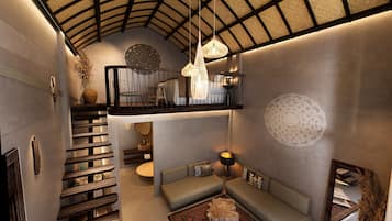 Suite junior, vista a la alberca | Minibar, caja de seguridad en la habitación y decoración personalizada