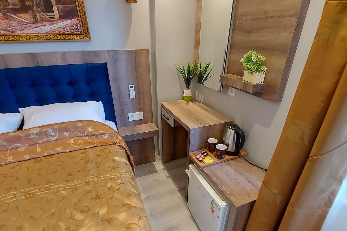 1 bedroom, premium bedding, desk, soundproofing