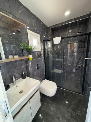301 401 501 502 601 | Bathroom | Shower, hair dryer, slippers, towels - Peker Hotel (Istanbul)