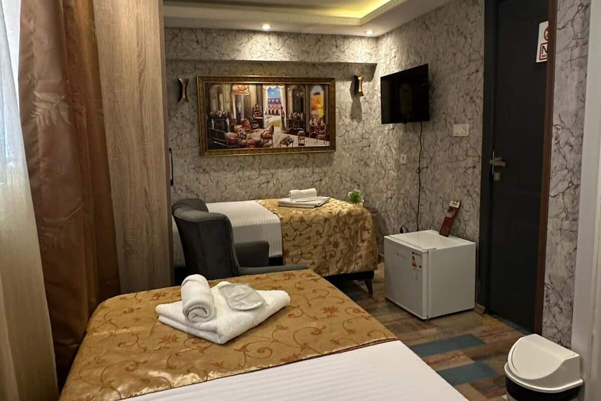 1 bedroom, premium bedding, desk, soundproofing