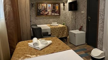1 phòng ngủ, bộ đồ giường cao cấp, bàn, phòng cách âm