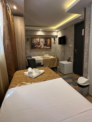 1 bedroom, premium bedding, desk, soundproofing