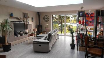 Télévision, baby-foot, table de tennis de table