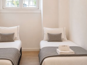 3 habitaciones, escritorio y tabla de planchar con plancha