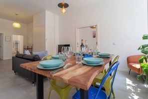 Un comedor con una mesa de madera, sillas y un sofá.