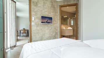 Familieleilighet, 1 dobbeltseng med sovesofa | Safe på rommet, skrivebord, skrivebord for bærbar PC og lydisolert