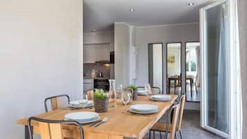 Leilighet – deluxe, 1 dobbeltseng med sovesofa | Oppholdsområde | Flatskjerm-TV