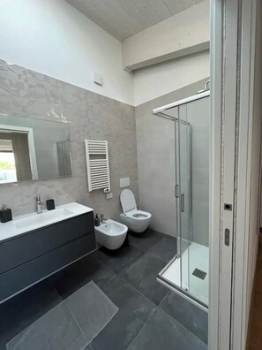 Doccia, asciugacapelli, bidet, asciugamani