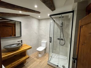 Douche, serviettes fournies, papier de toilette