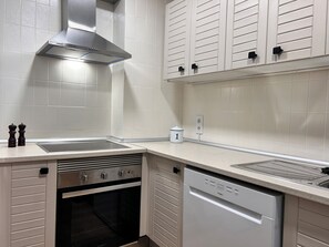 Jääkaappi, mikroaaltouuni, uuni, liesi