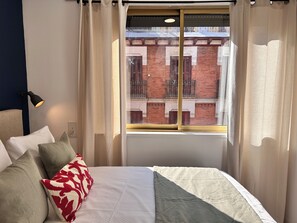 2 soverom, skrivebord, strykejern/-brett og internettilgang