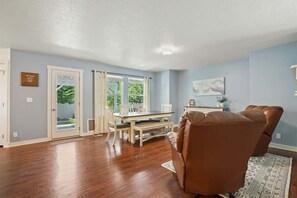 Interior - Silver River Retreat Large Home! Community Pool (Nampa)