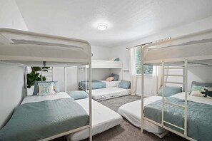 5 عدّة غرف نوم ومكتب ومكواة/لوح كي وسرير سفر