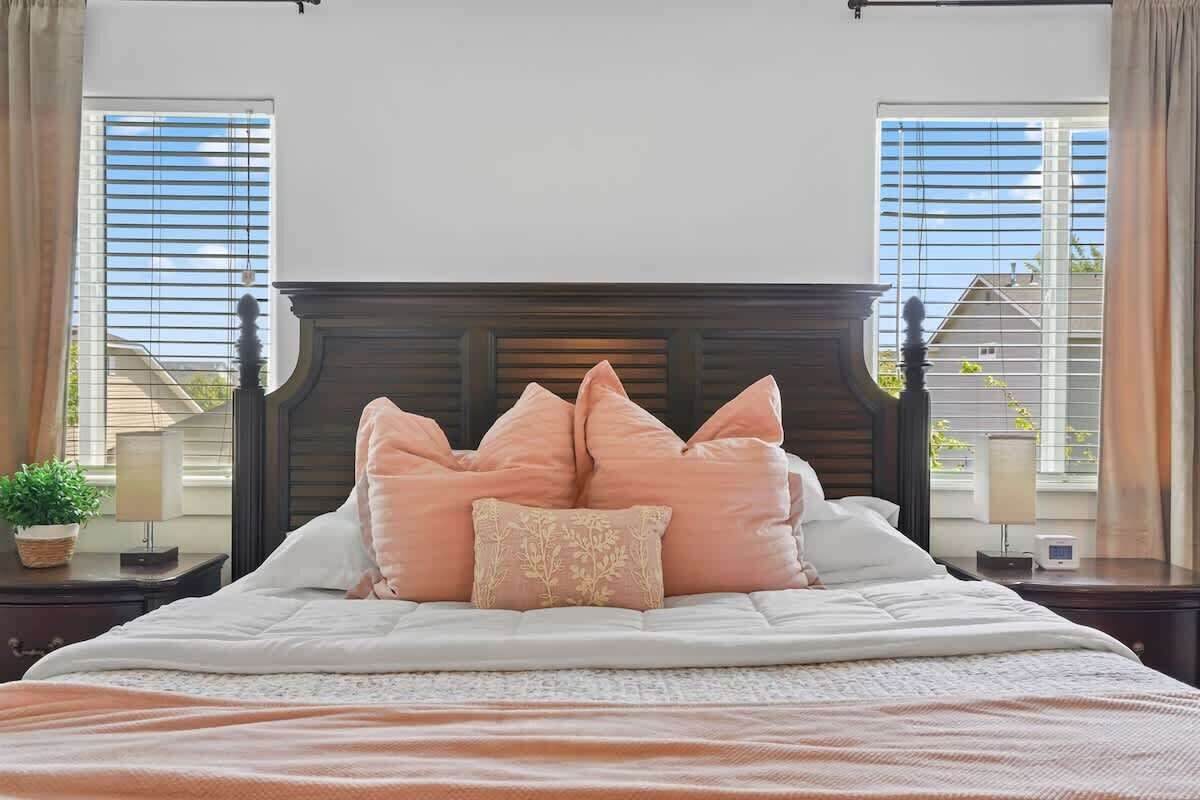 5 bedrooms, desk, iron/ironing board, travel cot