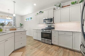 Réfrigérateur, four à micro-ondes, un four, surface de cuisson