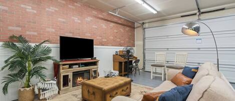 Smart TV, futbolito, oficina