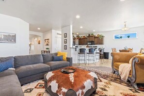 Téléviseur connecté, table de baby-foot, bureau