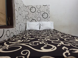 Economy Double Room | Bed sheets - OYO Life 92622 Jatiluhur Kost Syariah (Malang)