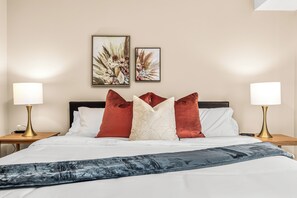1 bedroom, iron/ironing board, free WiFi, bed sheets - New! Spacious 1BR King Suite, Prime Location (Roseville)