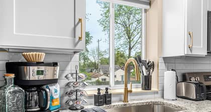 New! Spacious 1BR King Suite, Prime Location