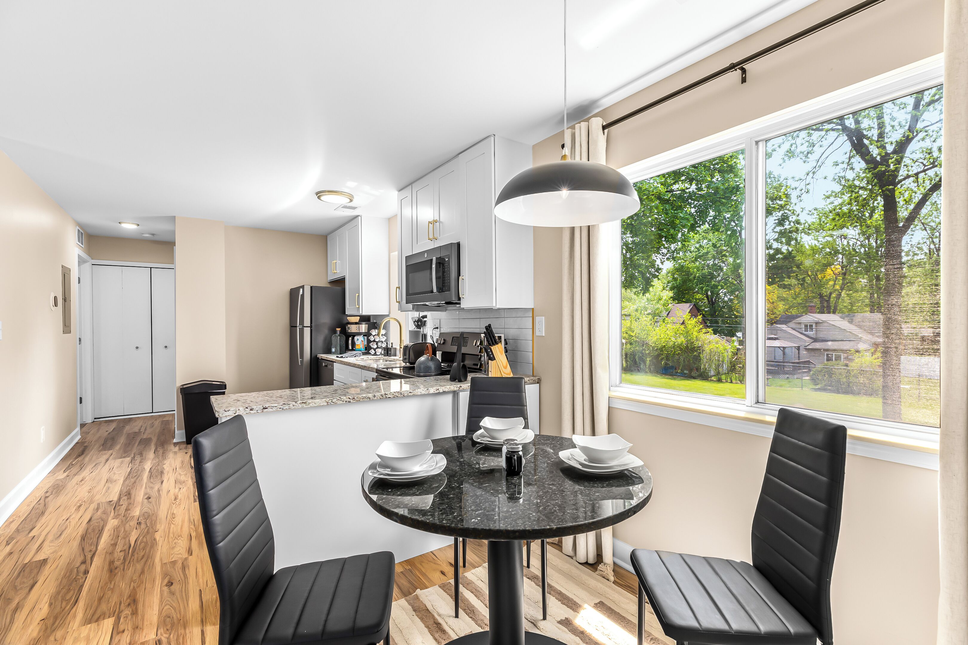 Kjøleskap, mikrobølgeovn, ovn og kokeplater