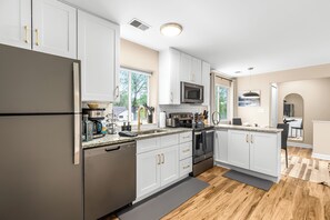 Een koelkast, een magnetron, een oven, een kookplaat