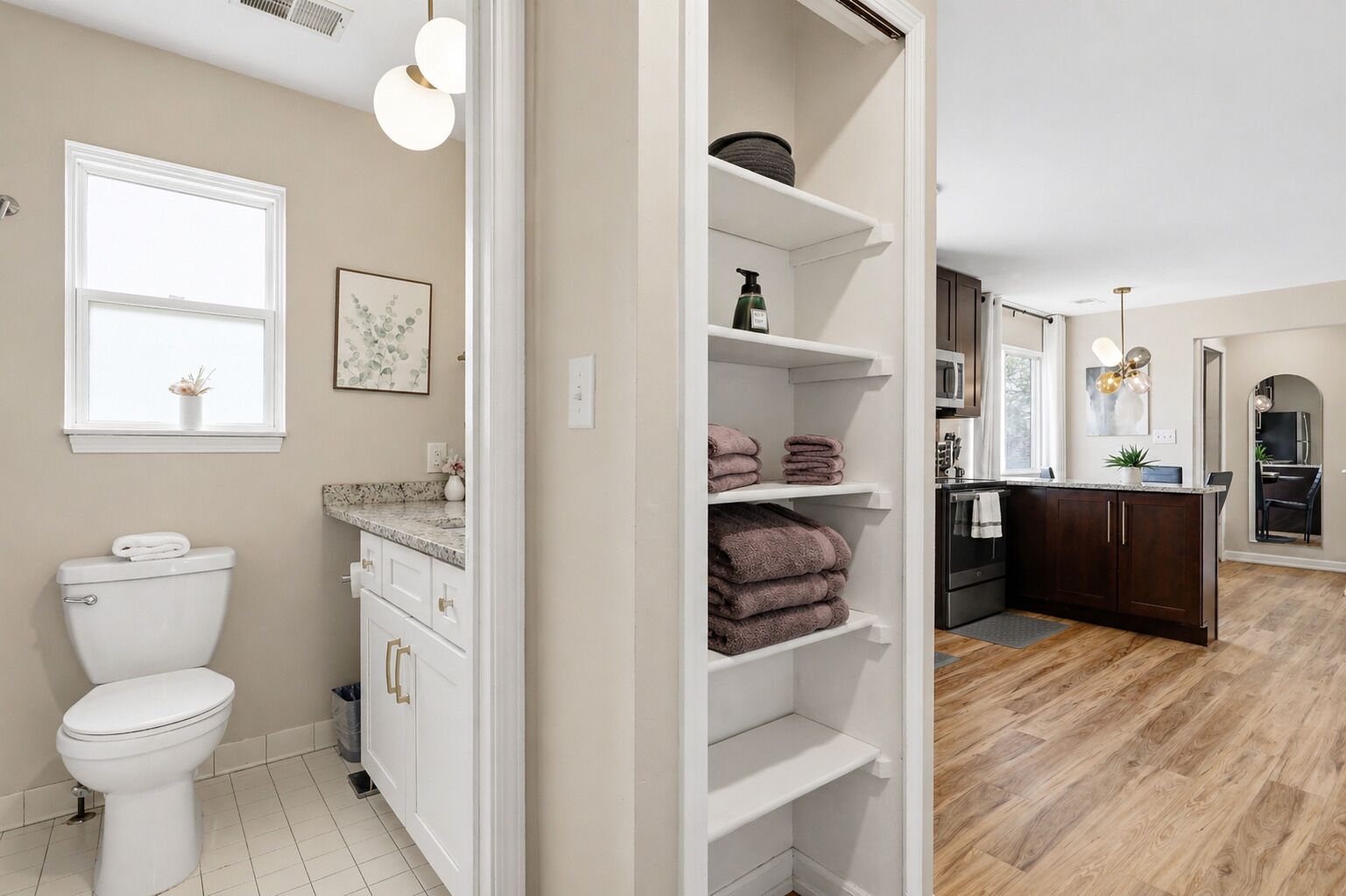 Combined shower/tub, hair dryer, towels