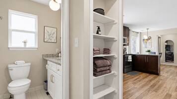 Combined shower/tub, hair dryer, towels