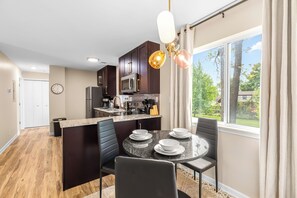 Fridge, microwave, oven, stovetop - New! Cozy 1BR Upper Unit in the Heart of Roseville (Roseville)