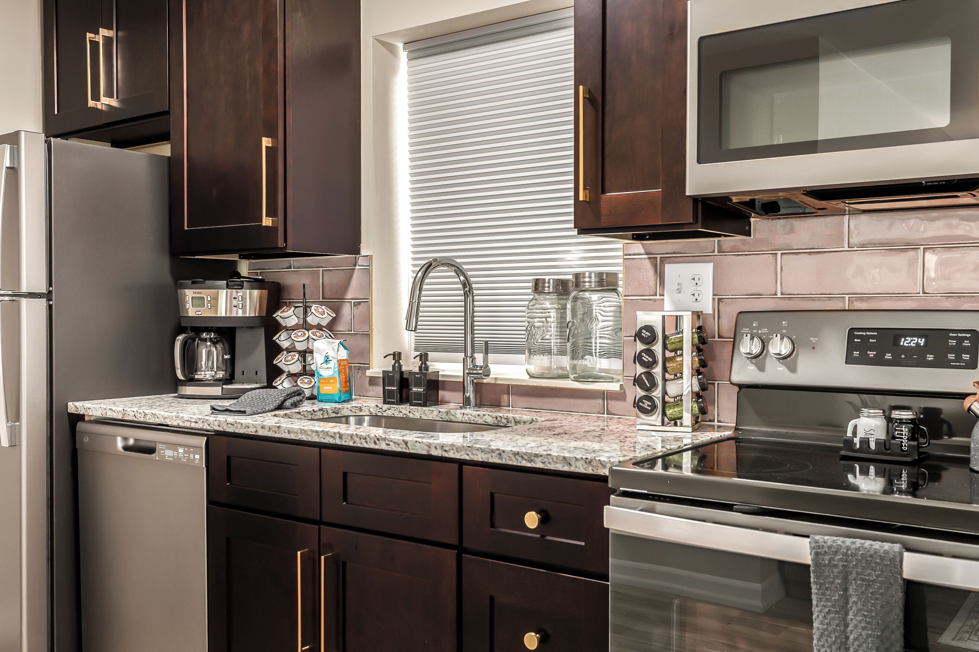 Een koelkast, een microgolfoven, een oven, een kookplaat