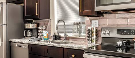 Een koelkast, een microgolfoven, een oven, een kookplaat