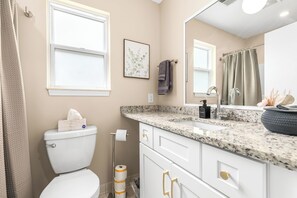 Duschwanne, Haartrockner, Handtücher