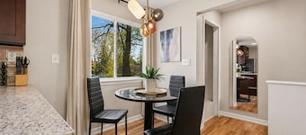 New! Cozy 1BR Upper Unit in the Heart of Roseville