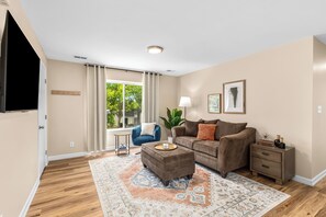 Smart TV, books - New! Cozy 1BR Upper Unit in the Heart of Roseville (Roseville)