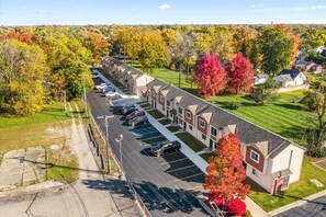 Exterior - New! Cozy 1BR Upper Unit in the Heart of Roseville (Roseville)